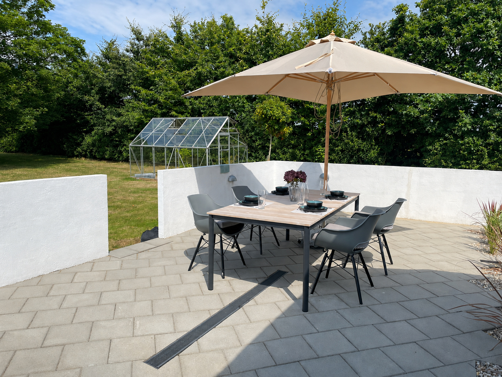 Private Terrasse mit Essplatz und Sonnenschirm